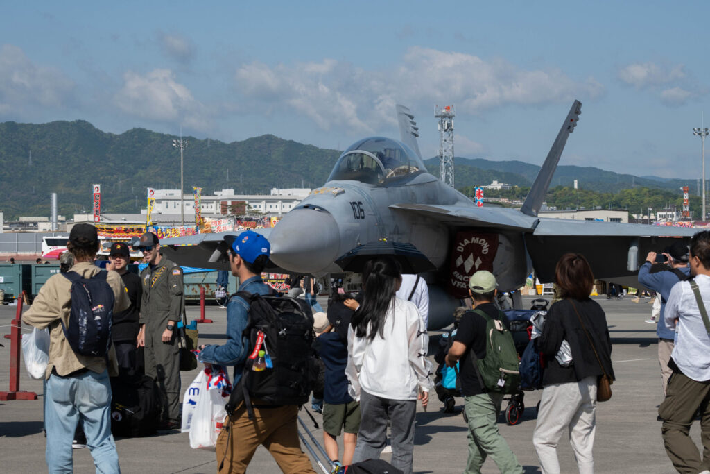 岩国航空基地フレンドシップデーを楽しむ様子。