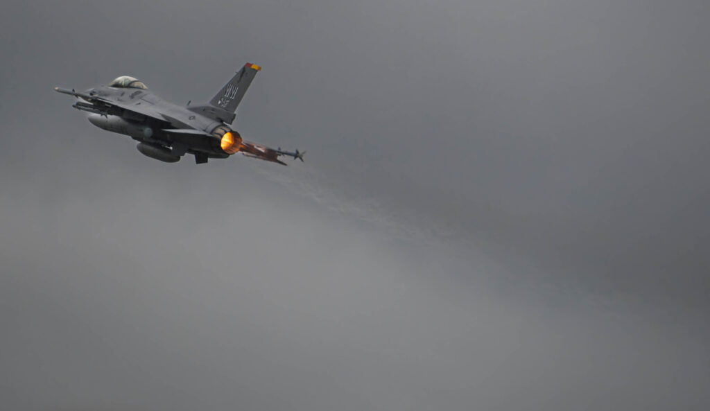 離陸していくF-16CM戦闘機。
