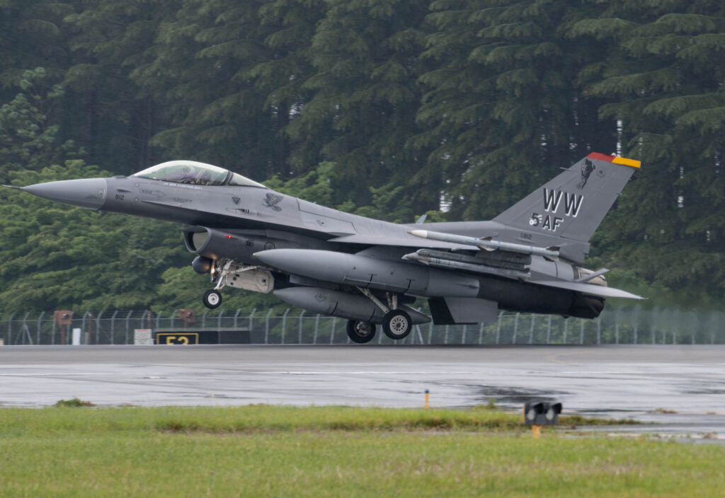 タッチアンドゴー(連続離着陸)を披露するF-16CM戦闘機。