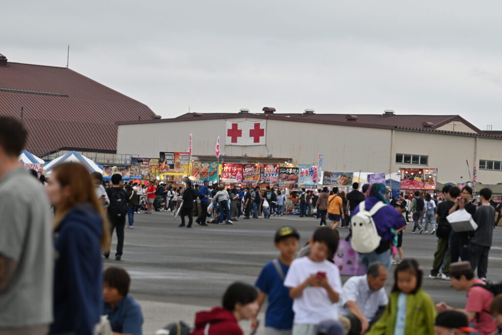 横田基地フレンドシップフェスティバルの会場内の様子。