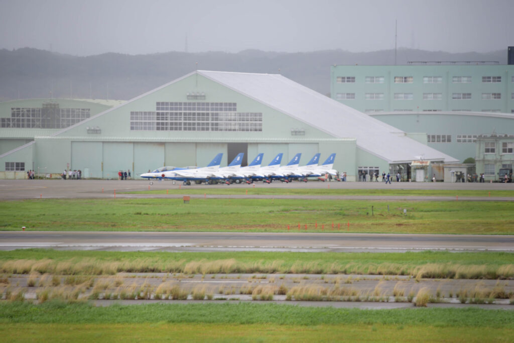 小松空港の展望デッキから望むブルーインパルス。