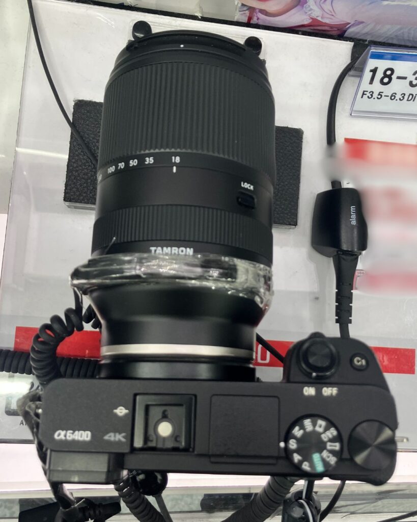 18-300mm F/3.5-6.3 Di Ⅲ-A VC VXDをSONYのα6400に装着した様子。
