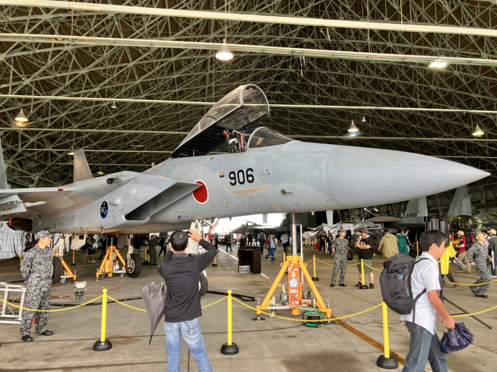 格納庫に展示されるF-15戦闘機。