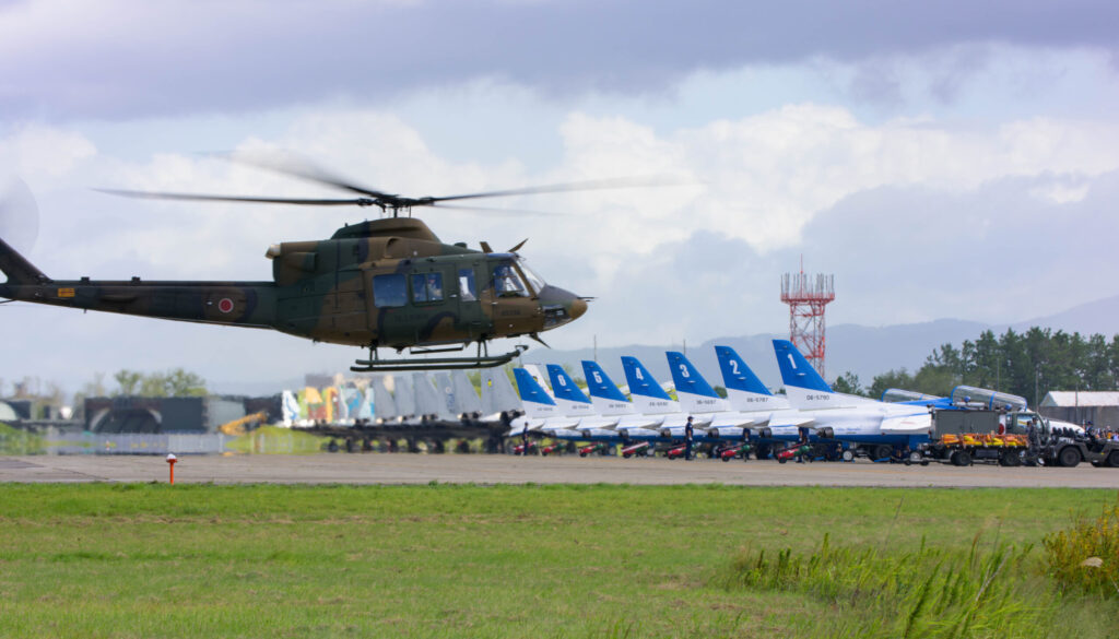 燃料補給のため、小松基地に立ち寄った陸上自衛隊のUH-2多用途ヘリ。