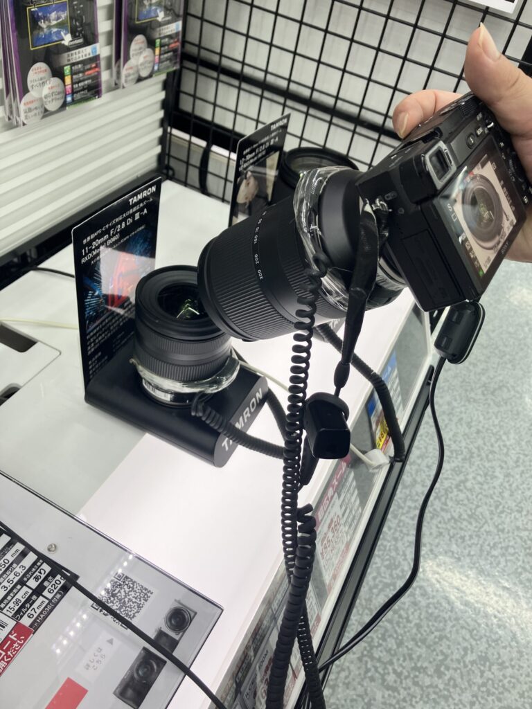最短撮影距離で試しに撮影する様子。写真はSONY Eマウントのもの。