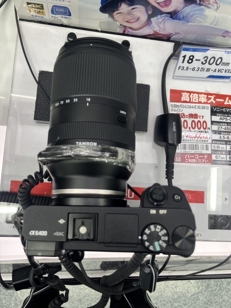 高倍率ズームレンズの代表格、TAMRON 18-300mm F/3.5-6.3 Di III-A VC VXD。