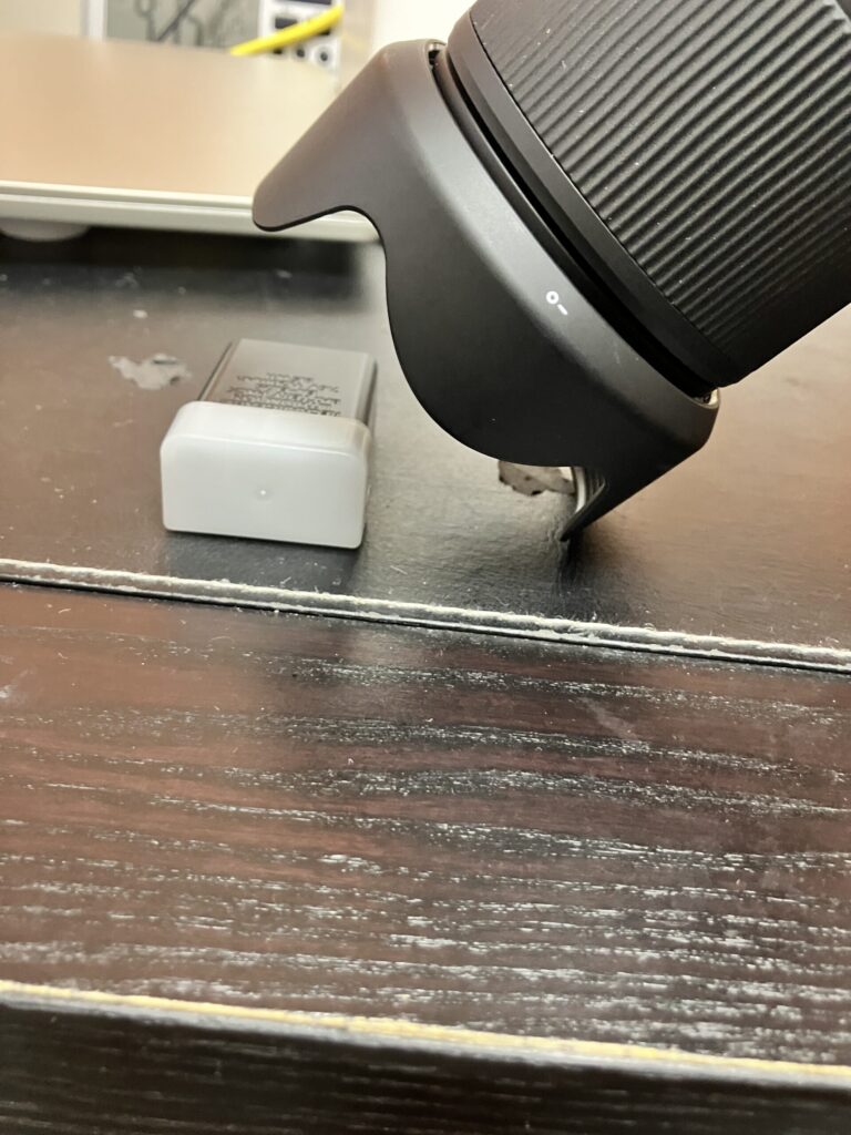 短撮影距離で撮影する様子。ほぼレンズフードに接する距離で撮影ができる。