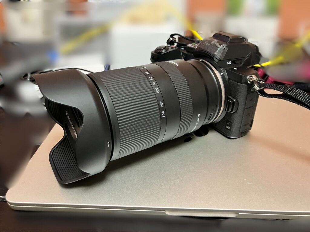 18-300mm F/3.5-6.3 Di Ⅲ-A VC VXDをNikonZ50に装着した様子。