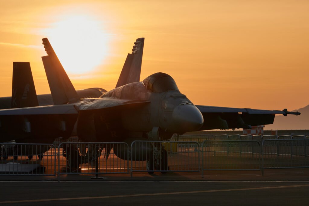 駐機するF/A-18E戦闘機。