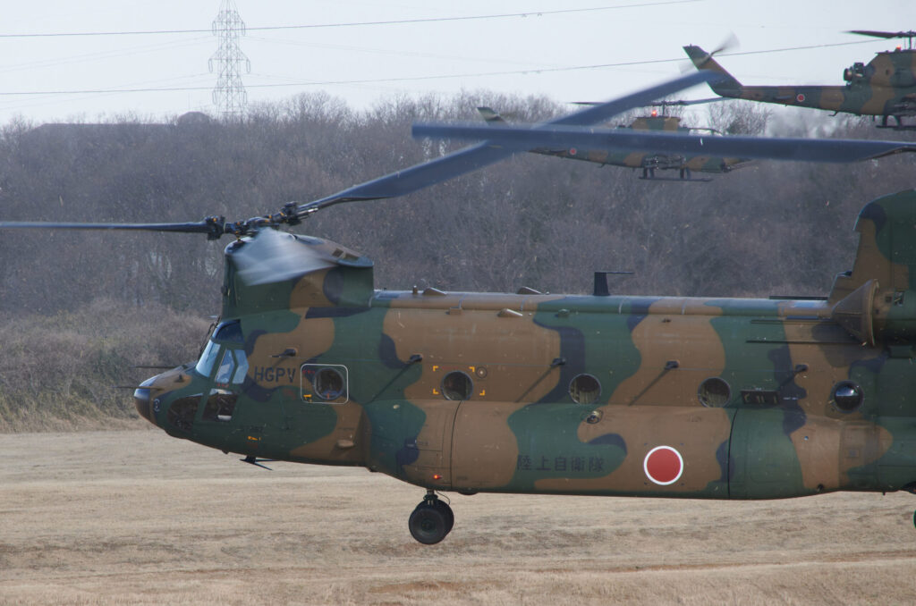 着陸寸前のCH-47JA輸送ヘリ。