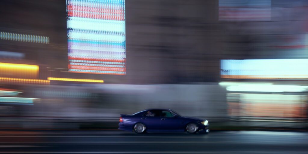 夜の街を走るスポーツカー。