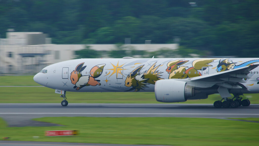 離陸滑走中のB777-300ER。