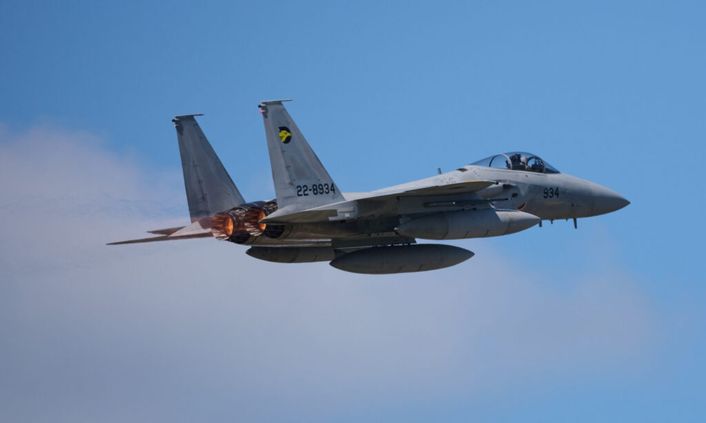 離陸するF-15J。