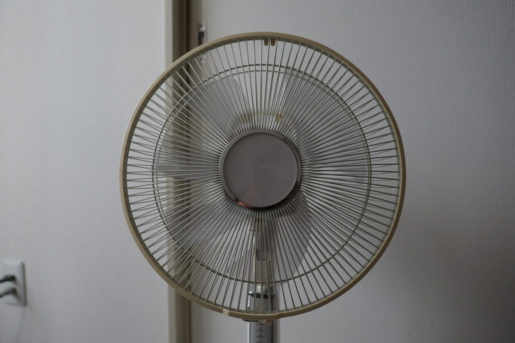 電子シャッターで撮影した扇風機。